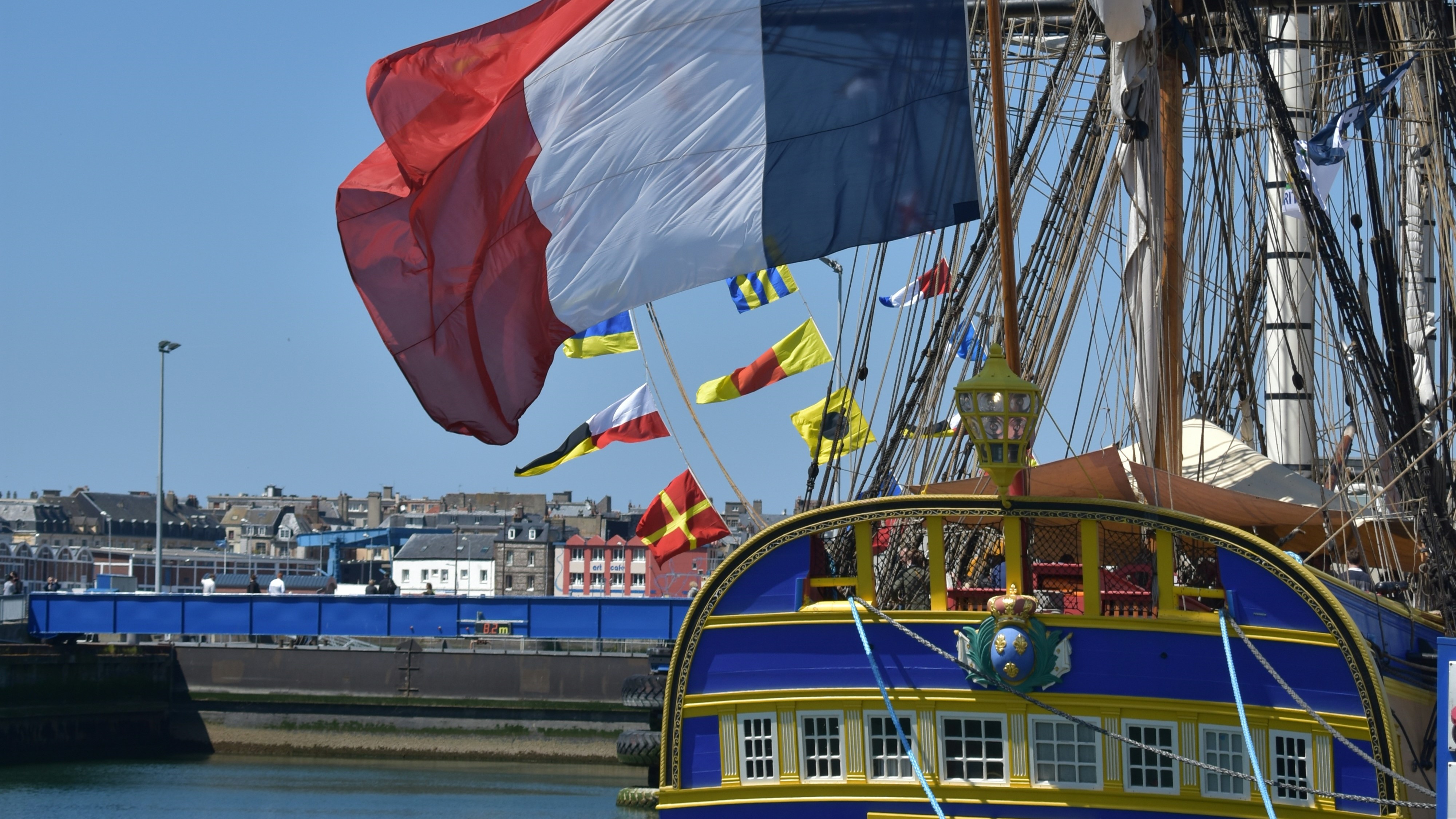 bateau breton au large d'un port en pleine journ&eacute;e avec plusieurs drapeaux 